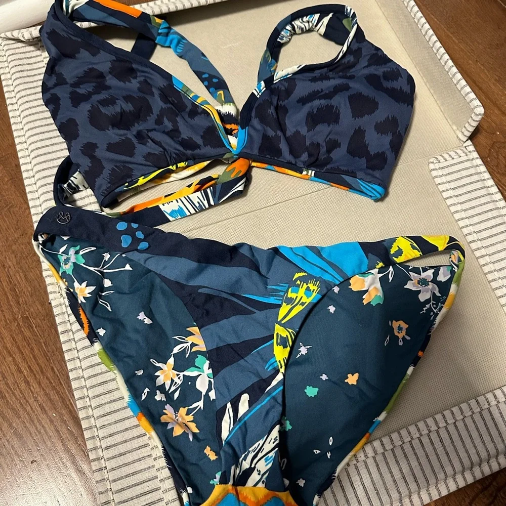 NWOT Sz XL-D Cup Maaji Reversible Top
